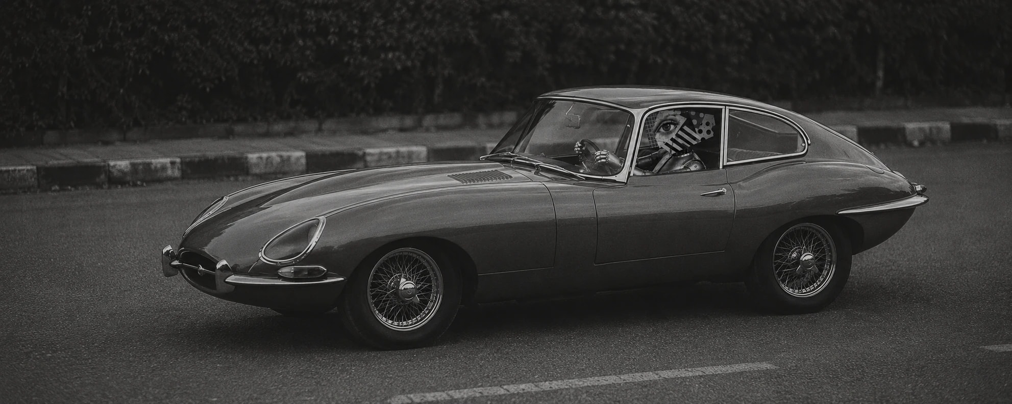 Auto clásico en blanco y negro, proceso y dirección